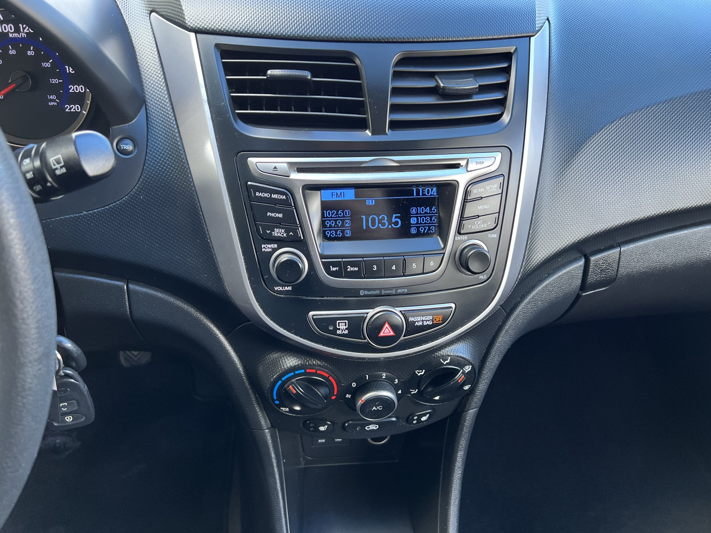 2015 Hyundai Accent Manual - Used Car Dealership York, Ontario