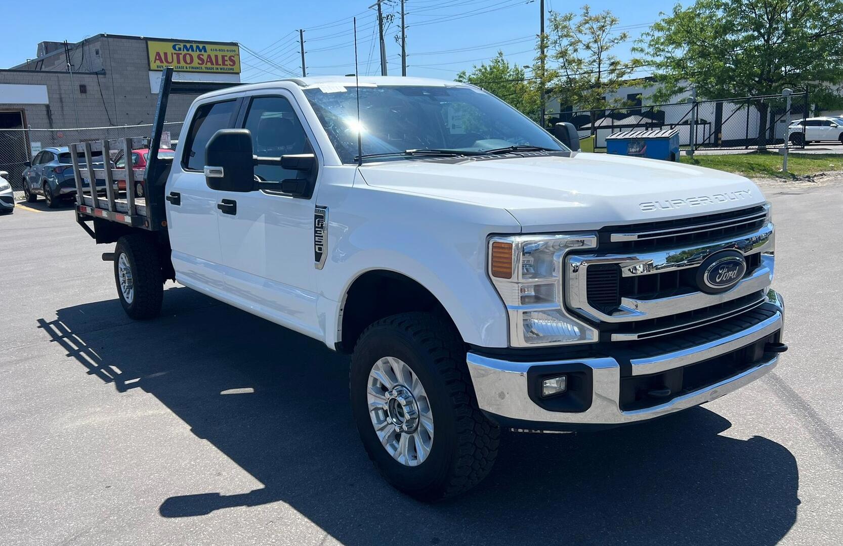 White 2022 Ford F-350 Super Duty XLT Crew Cab 4WD Pickup Truck Four-Wheel Drive Automatic