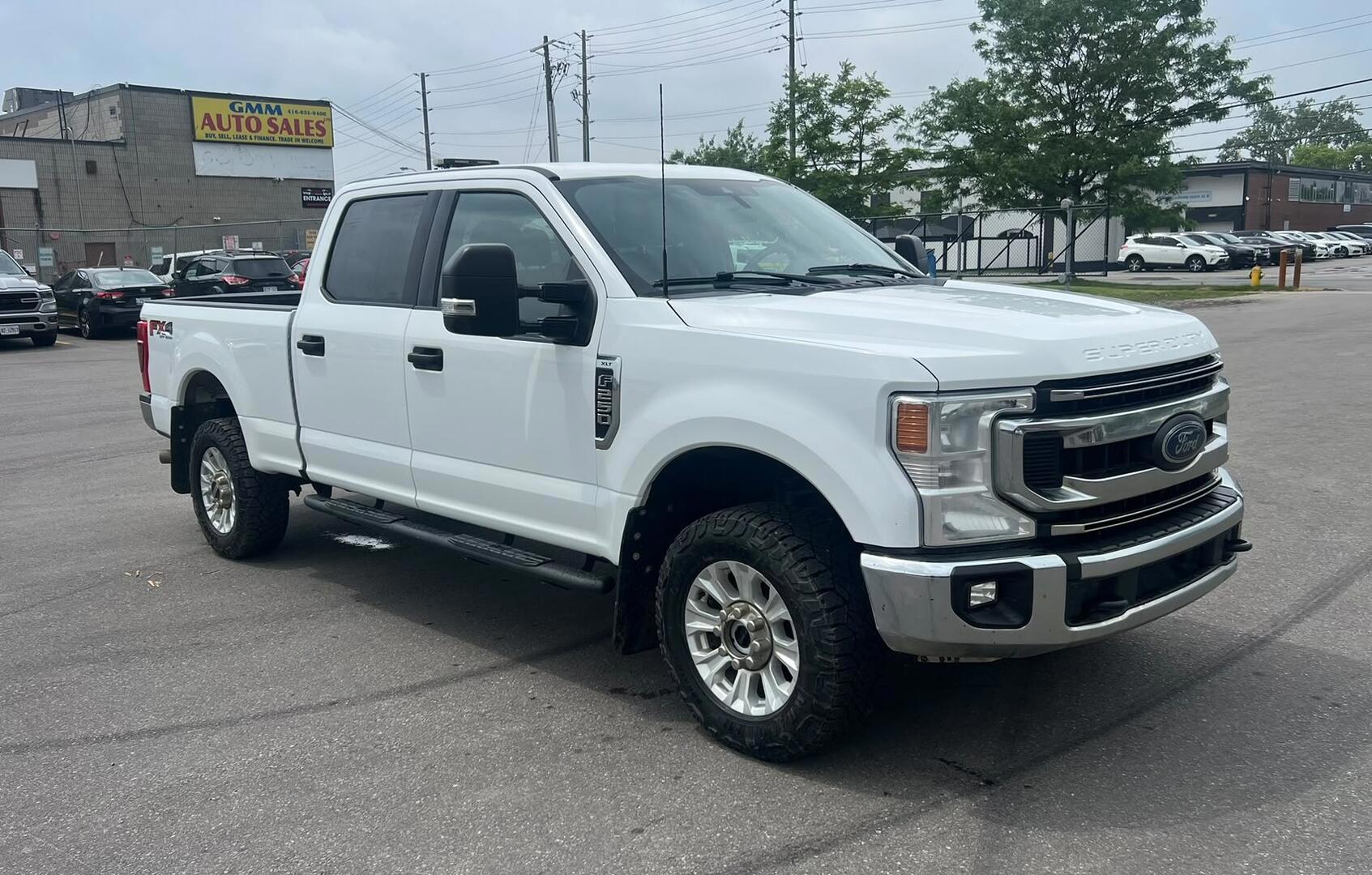 White 2022 Ford F-250 Super Duty XLT Crew Cab 4WD Pickup Truck Four-Wheel Drive Automatic